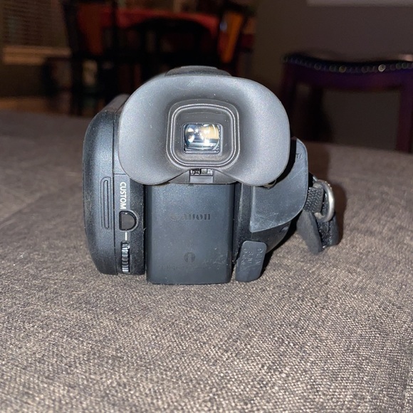 Canon VIXIA HF G20 Camcorder with 10x HD Video Lens (30.4mm-304mm) - Picture 6 of 12